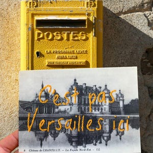 Carte postale Chantilly - C’est pas Versailles ici (orange)