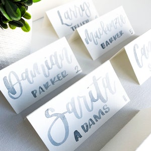 Cartões de lugar com caligrafia em aquarela