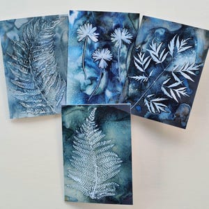 Cartes d'art botanique, lot de quatre cartes à partir d'impressions originales en cyanotypie humide de fougères et de feuilles.