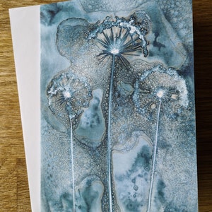 Carte d'art botanique à partir d'une impression cyanotypie humide originale de trois alliums