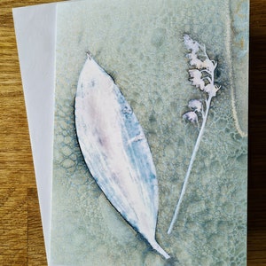 Carte d'art botanique à partir d'une impression cyanotypie humide originale d'une fleur et d'une feuille de muguet