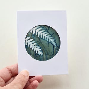 Kleine botanische Grußkarte mit einem Original-Cyanotypie-Druck von kleinen Farnwedeln