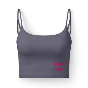 Sujetador deportivo Cloud Nine / logotipo minimalista en letra cursiva, color morado pizarra.