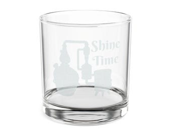 Shine Time Moonshine Still graviertes Whiskyglas | 10,5 Unzen Felsenglas