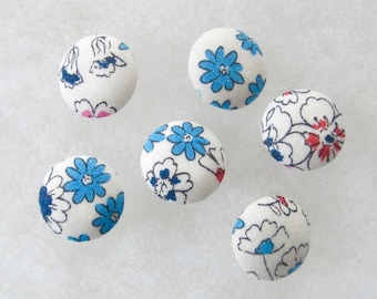 5 Knöpfe mit Frou-Frou-Stoff bezogen, blaue Blumen – 15 mm