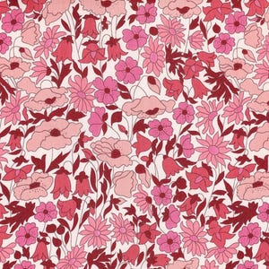 Peut inclure: Motif floral sur tissu. Le motif présente une disposition dense de fleurs roses et rouges sur fond blanc. Le motif comprend des coquelicots et des fleurs en forme de cloche, avec des tiges et des feuilles rouge foncé.