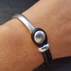 Lederarmband in Schwarz mit Metallsteg Bild 5