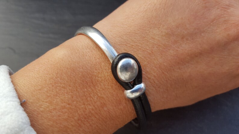 Lederarmband in Schwarz mit Metallsteg Bild 5