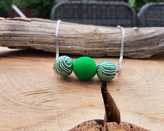 Kette aus Polymer Clay in Grün handgemacht