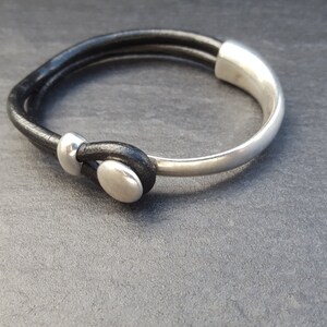 Lederarmband in Schwarz mit Metallsteg image 2