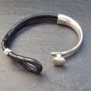 Lederarmband in Schwarz mit Metallsteg Bild 4