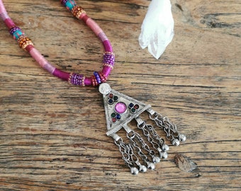 Ras de cou unique en son genre, collier bohème tsigane avec amulette afghane, collier fait main, collier enveloppé coloré, collier unique
