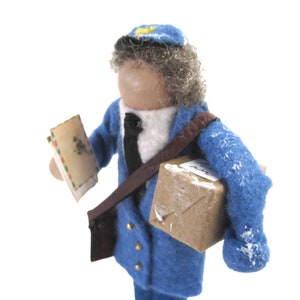 Adorno de madera de cartero de invierno, cartero que lleva cartas navideñas, decoración de correo de USPS, regalos para carteros - Trabajadores del servicio postal