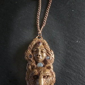 Ciondolo della dea in argilla polimerica. gioielli animaleschi.gioielli animali spirituali.Acquista direttamente dall&#39;artista.commercio equo.fatto a mano.TWOPI1DB