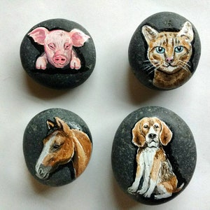 Animali gioco libero arte rocce. Cavallo dipinto a mano, cane, gatto, maialino su rocce marine. Decorazione per la casa con animali. Gioco libero per bambini. Giocattolo ecologico.