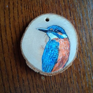 Wooden slices art. Wooden slice home décor.wooden ornament. Kingfisher on wood. TWOPI1DB.