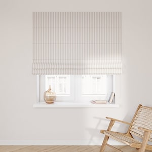 Könnte beinhalten: Ein Set aus drei Keramikbechern mit gesprenkelter, matter Oberfläche. Die Becher sind in den Farbtönen Creme, Hellgrau und Dunkelgrau gehalten. Jeder Becher hat ein schlichtes, modernes Design und einen abgerundeten Henkel.