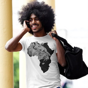 Afrika T-Shirt Afrikanischer Löwe Roaring Side View Afrikanische Karte Born King Männer Baumwolle T-Shirt
