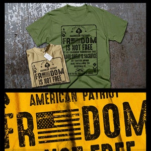 Puede incluir: Una camiseta verde con un estampado gráfico negro de una carta de juego con el texto "American Patriot Freedom is not free. It is earned through the blood sweat & sacrifice of those who are willing to defend it."