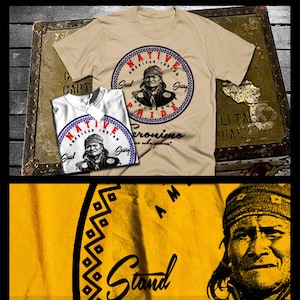 Può includere: Due t-shirt con disegni di nativi americani. La prima t-shirt è beige con un design circolare rosso, bianco e blu che dice "Native American Indian Indigenous Pride" e "Geronimo" in testo nero. La seconda t-shirt è bianca con un design simile ma con un'immagine diversa di un nativo americano.
