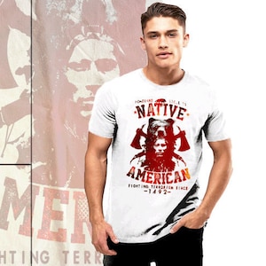 Könnte beinhalten: Weißes T-Shirt mit einem rot-weiß-schwarzen Grafikdesign. Die Grafik zeigt einen indianischen Krieger mit Kopfbedeckung und dem Text "Power and Respect 1492 Native American Fighting Terrorism Since 1492".
