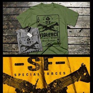 Puede incluir: Una camiseta verde con un gráfico en blanco y negro de una carta de juego con el texto "WAR IS HELL" y "VIOLENCE WITHOUT REGRET Stay Tactical" en ella. La carta tiene una calavera y huesos cruzados y las letras "SF" para Special Forces. La camiseta está sobre un fondo de madera.