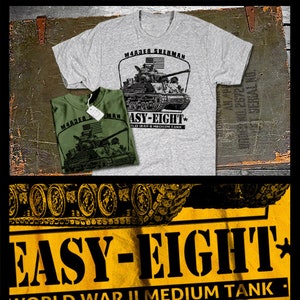 Puede incluir: Una camiseta gris con una ilustración en blanco y negro de un tanque Sherman M4A3E8 de la Segunda Guerra Mundial. El texto "M4A3E8 SHERMAN EASY-EIGHT* WORLD WAR II MEDIUM TANK" está impreso en la camiseta.