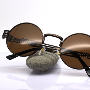 GEPOLARISEERDE ZONNEBRIL man vrouw ronde bronzen metalen monturen bruine lens, industriële mechanische veer Steampunk Vampier gothic rock cyberpunk