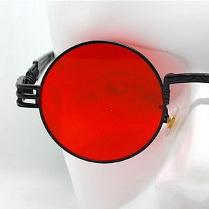 RONDE ZONNEBRIL STEAMPUNK voor man en vrouw metalen zwart frame met intens rode lenzen industriële mechanische stijl Vampire gothic rock punk