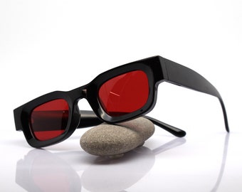Polarisierte kleine quadratische rechteckige Sonnenbrille für Männer und Frauen, glänzender schwarzer dicker Rahmen, rote Linse, Must-have-Brille für Ihren Stil, Modebrille