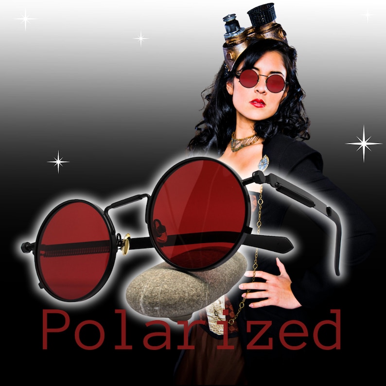 K&ouml;nnte beinhalten: Runde Sonnenbrille mit schwarzem Rahmen und roten Gl&auml;sern. Das Wort "Polarized" wird in roter Schrift angezeigt. Die Sonnenbrille liegt auf einem grauen Stein. Der Hintergrund ist ein Schwarz-Grau-Verlauf.