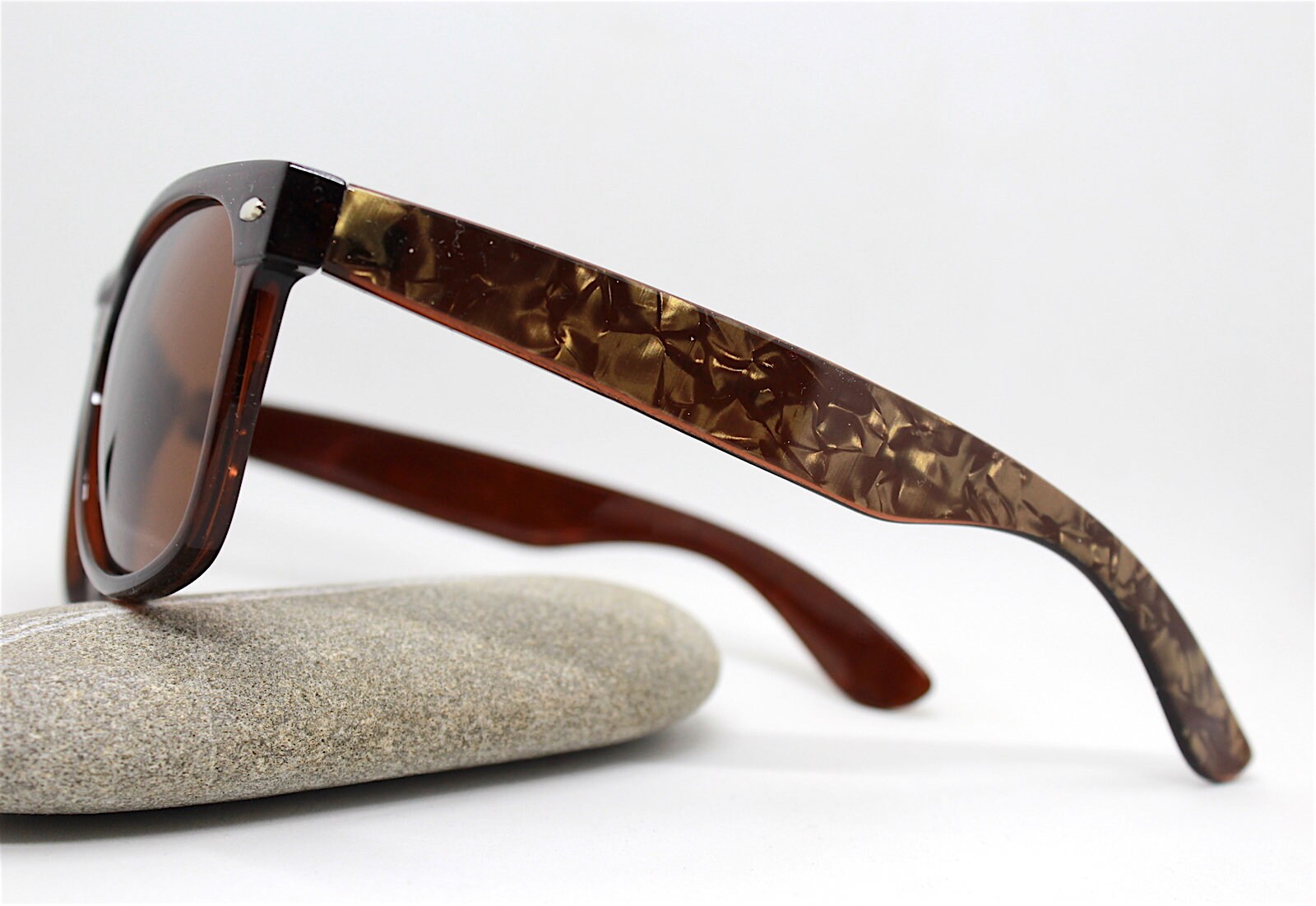 Occhiali Da Sole Retro Con Lenti Rosse - Montatura Marrone Metallo, Stile Marmo Legno, UV400