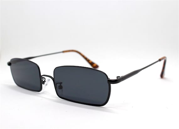Lunettes De Soleil Recyclées Large Monture – Noir, Branches Rayées Or, Verres UV400, Protection Complète