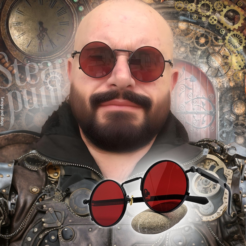 K&ouml;nnte beinhalten: Schwarze runde Sonnenbrille mit roten Gl&auml;sern im Steampunk-Stil. Die Brille hat einen d&uuml;nnen Metallrahmen. Der Hintergrund zeigt Zahnr&auml;der und eine Uhr, mit dem Wort "Steampunk" sichtbar.