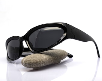 POLARIZED Wrap oval rectangular Sunglasses man woman glossy black frame black lens futuristic sporty Y2k fashion space anime, Occhiali neri