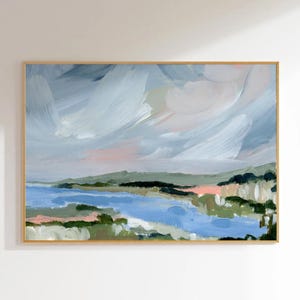 Könnte beinhalten: Abstrakte Landschaftsmalerei mit hellblauem Himmel und einem Gewässer in Blautönen. Das Kunstwerk zeigt Pinselstriche in Weiß, Rosa und Grün, gerahmt in einem goldenen Holzrahmen. Das Gemälde erinnert an eine ruhige, natürliche Szene.