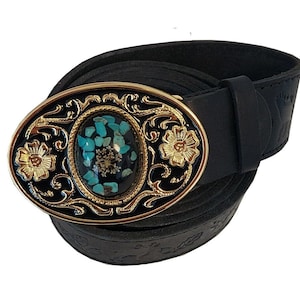 Può includere: Una cintura in pelle nera con una fibbia ovale dorata con un design floreale turchese e oro.