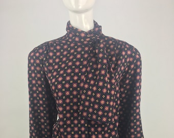 1980&#39;s Bretton Place Black Secretary&#39;s Blouse w Pink Geometric Pattern|Pussy Bow Blouse|Librarian Blouse|Polyester Work Blouse|Size 14
