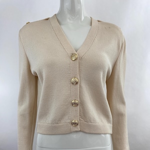 Cárdigan de cuello en V color marfil St. John de los años 90 con botones decorativos/Suéter corto estilo náutico/Suéter estilo adiestrador de perros/Suéter preppy con hombreras/S