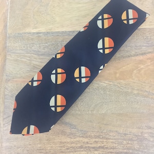 1970er Glanz Gentleman Paris Krawatte mit geometrischem Druck|Krawatte der Luxusmarke|70er Jahre Krawatte aus dunkelblauem Polyester|Mike Brady Krawatte