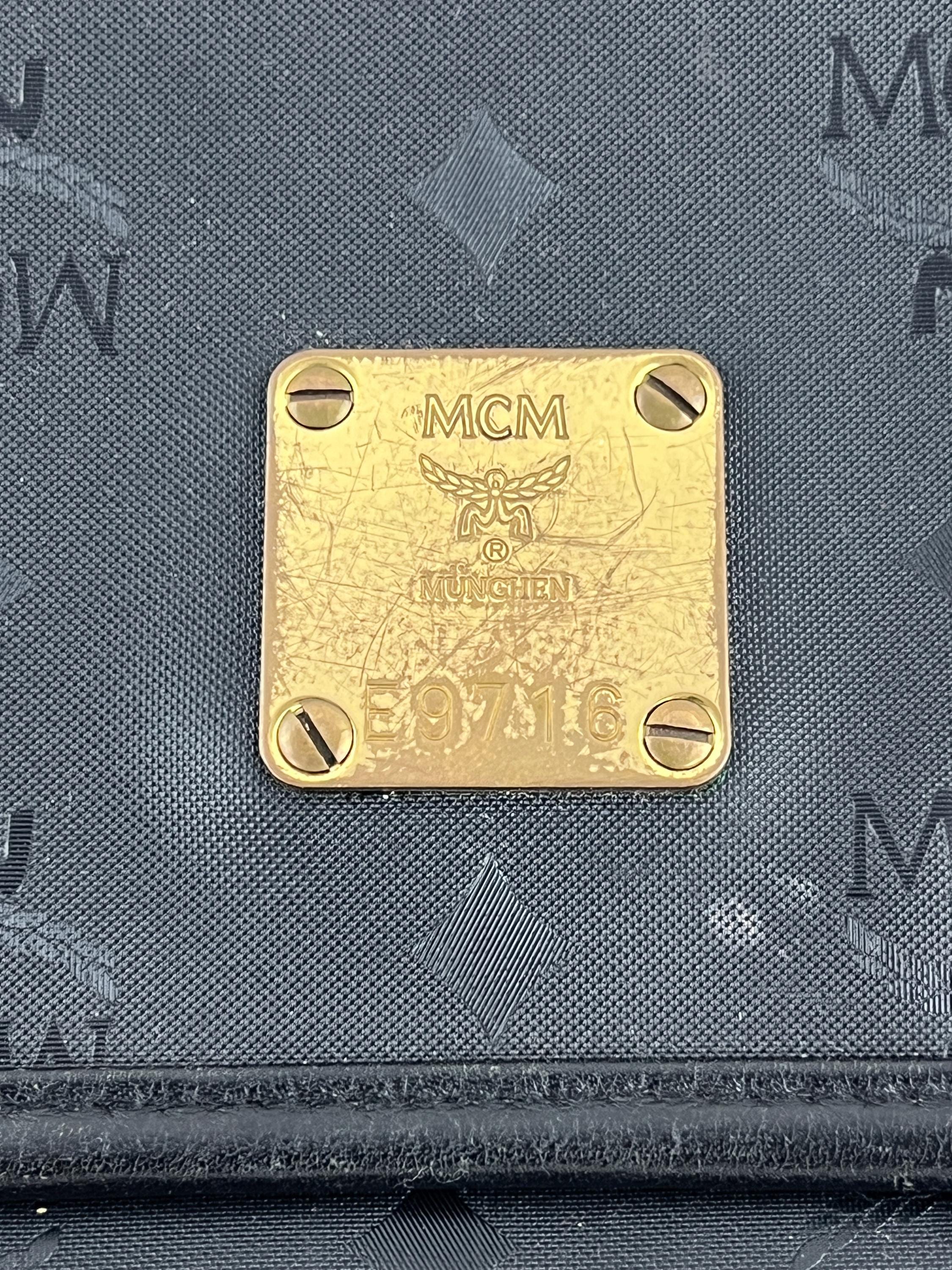 90 年代の本物のブラック MCM ハンドバッグ（エンボスロゴ付き）|高級