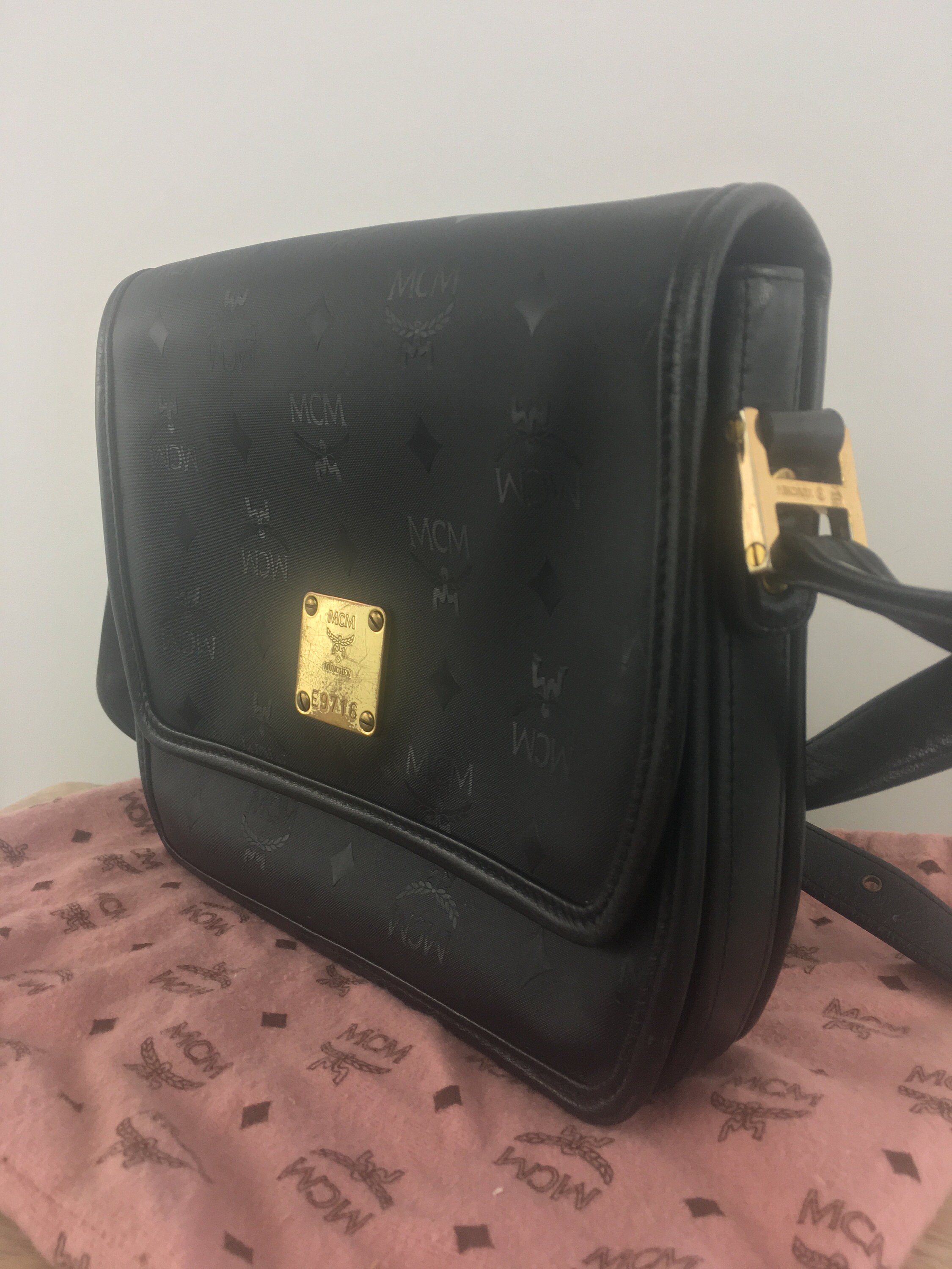 90 年代の本物のブラック MCM ハンドバッグ（エンボスロゴ付き