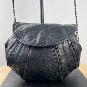 90s Deena & Ozzy Black Leather Chain Strap Purse|Soft Pebbled Leather Crossbody Bag |90s Y2K Grunge Style Shoulder Bag w Zipper Detail
