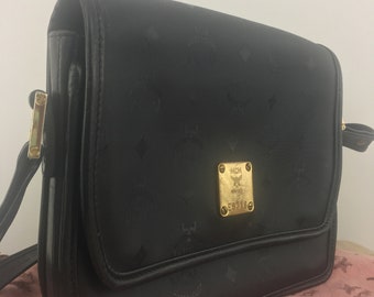 MCM ハンドバッグ　ショルダーバッグ　エンボス加工　ブラック il_340x270.2428170400_hesm.jpg