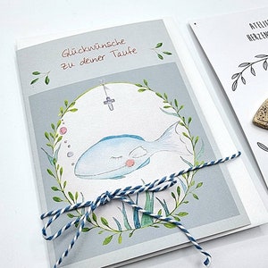 Taufkarte Fisch für Jungs, Glückwünsche zur Taufe, handgezeichnete Illustration niedlicher Fisch im Blätterkranz mit Kreuz