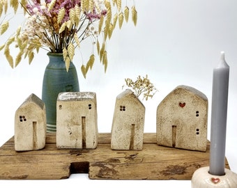 Deko Häuser Set, 4 kleine Häuschen aus Ton als Frühlings Tischdekoration, Keramikhäuser zum Einzug, für Fensterbank zu Ostern, Setzkasten