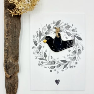 Trauergeschenk, besondere Trauerkarte mit handgefertigtem Vogel aus Keramik auf Blumenkranz, Trost zur Beerdigung, Kondolenz mit Mitgefühl