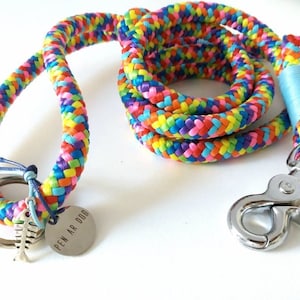 Peut inclure: Une laisse pour chien en corde tressée arc-en-ciel avec un mousqueton argenté et un porte-clés argenté avec un charme de poisson et une étiquette qui dit "Pew Ar Dog".