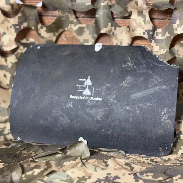 Fragmento de un dron ruso Geran 2, parte de la cola de Geran, estatua de avión de trinchera, fragmento de cola de avión p28, Ucrania 2025