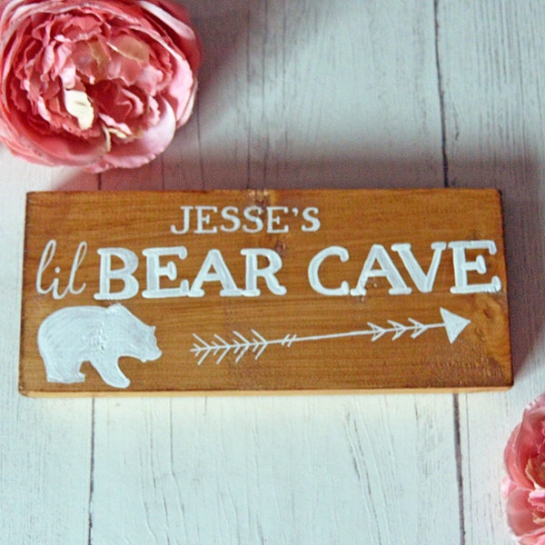 Signe de petit ours de caverne, personnalisé plaque de porte nom, Tribal Nursery décor, panneau en bois, Plaque en bois rustique, cadeau pour bébé garçon, ours & flèche